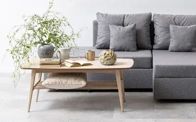 mesa de centro efecto madera con sofá gris